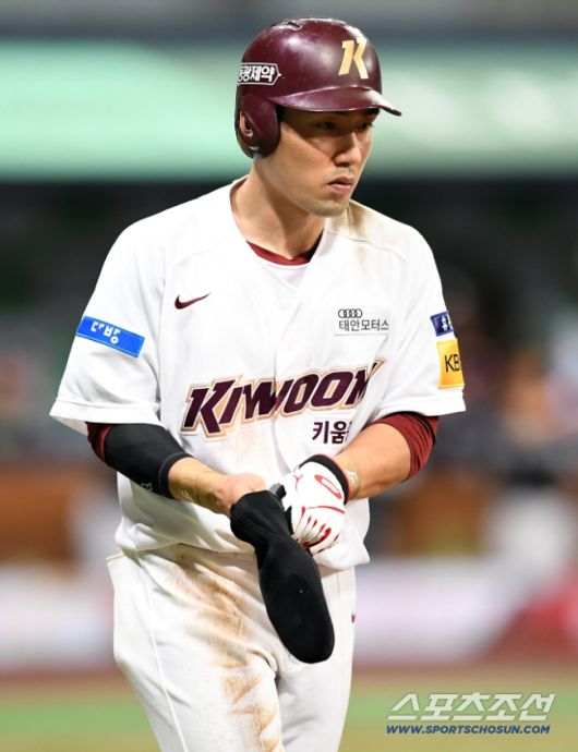 2020 KBO리그 키움 히어로즈와 KT 위즈의 경기가 4일 서울 고척스카이돔에서 열렸다. 7회말 2사 키움 서건창이 볼넷으로 출루하고 있다. 고척=박재만 기자 pjm@sportschosun.com/2020.08.04/