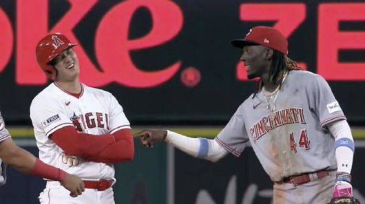 2023년 8월 24일(한국시각) 에인절스타디움에서 열린 LA 에인절스와 신시내티 레즈의 더블헤더 2차전서 오타니 쇼헤이가 5회 2루타를 치고 나가자 신시내티 유격수 엘리 데라크루즈가 손가락으로 팔을 찌르고 있다. 그는 당시 "진짜 사람인지 궁금했다"고 밝혔다. 사진=MLB.TV 캡처