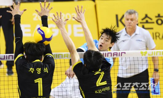 16일 의정부 경민대학교 체육관에서 열린 V리그 남자부 KB손해보험과 대한항공의 경기. 대한항공 김선호가 상대 블로킹을 피해 공격을 시도하고 있다. 의정부=박재만 기자 pjm@sportschosun.com/2026.01.16/