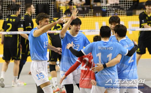 16일 의정부 경민대학교 체육관에서 열린 V리그 남자부 KB손해보험과 대한항공의 경기. 승리한 대한항공 선수들이 기뻐하고 있다. 의정부=박재만 기자 pjm@sportschosun.com/2026.01.16/