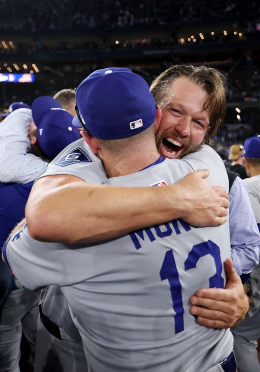 TORONTO, ONTARIO - NOVEMBER 02: Clayton Kershaw #22 of the Los Angeles Dodgers celebrates with Max Muncy #13 after defeating the Toronto Blue Jays 5-4 in game seven of the 2025 World Series at Rogers Center on November 02, 2025 in Toronto, Ontario.   Emilee Chinn/Getty Images/AFP (Photo by Emilee Chinn / GETTY IMAGES NORTH AMERICA / Getty Images via AFP)        <저작권자(c) 연합뉴스, 무단 전재-재배포, AI 학습 및 활용 금지>