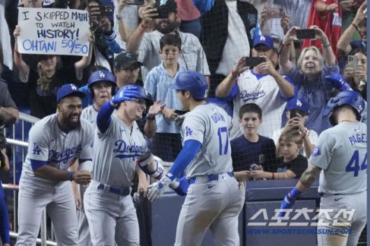 오타니는 2023년 LA 에인절스에서 아메리칸리그 홈런 1위, 2024년 LA 다저스 소속으로 내셔널리그 홈런 1위를 했다. 지난 시즌엔 개인 최다인 55홈런을 터트렸다. 연합뉴스