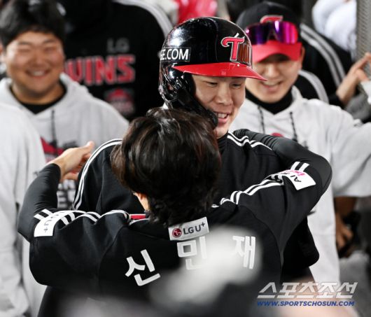 31일 대전 한화생명볼파크에서 열린 LG와 한화의 한국시리즈 5차전. 6회초 1사 2루 김현수의 적시타때 득점한 홍창기가 신민재와 포옹을 하고 있다. 대전=허상욱 기자wook@sportschosun.com/2025.10.31/