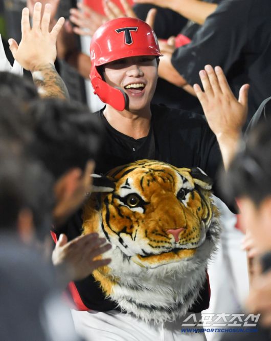 29일 수원KT위즈파크에서 열린 KBO리그 KT 위즈와 KIA 타이거즈의 경기. 6회초 2사 1,2루 KIA 오선우가 역전 스리런포를 날린 뒤 환호하고 있다. 수원=박재만 기자 pjm@sportschosun.com/2025.08.29/