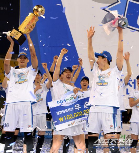 현대캐피탈과 삼성화재의 프로배구 남자부 챔피언결정전 4차전이 3일 천안유관순체육관에서 열렸다. 삼성화재가 세트스코어 3-0으로 승리를 거두며 챔프전 전적 3승 1패로 우승을 차지했다. 레오, 고희진, 박철우와 선수들이 우승컵을 들고 환호하고 있다.  천안=허상욱 기자 wook@sportschosun.com/2014.04.03/