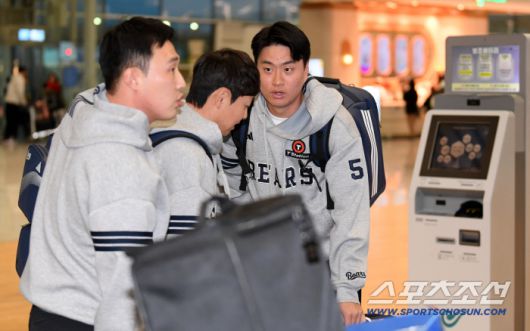 선배들 짐부터 챙기는 착한 후배 이영하.