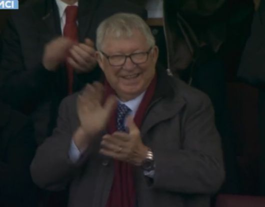 "그래 맨유는 이거지!" 알렉스 퍼거슨 전 맨유 감독의 미소가 이날 맨체스터 더비의 모든 것을 말해준다. 중계화면 캡처