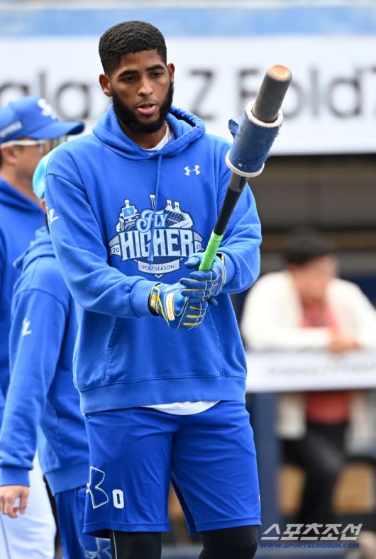 22일 대구 삼성라이온즈파크에서 열린 한화와 삼성의 PO 4차전, 삼성 디아즈가 타격훈련을 하고 있다. 대구=허상욱 기자wook@sportschosun.com/2025.10.22/