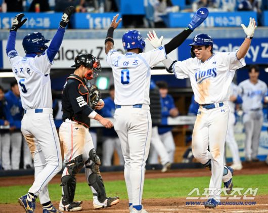 22일 대구 삼성라이온즈파크에서 열린 한화와 삼성의 플레이오프 4차전, 7회말 1사 1,2루 김영웅이 3점홈런을 치고 기쁨을 나누고 있다. 대구=허상욱 기자wook@sportschosun.com/2025.10.22/