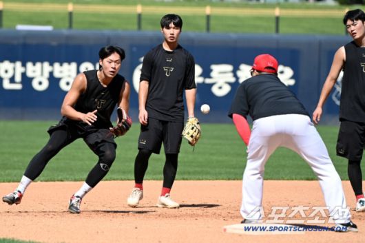 5일 광주KIA챔피언스필드에서 열린 KT와 KIA의 경기, KIA 이범호 감독이 정현창, 박민, 김규성의 수비훈련을 지도하고 있다. 광주=허상욱 기자wook@sportschosun.com/2025.09.05/