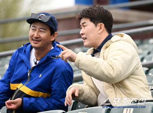 20일(한국시간) WBC 대표팀이 미국 애리조나 투손 키노 베테랑 메모리얼 스타디움에서 KIA 타이거즈와 연습경기를 했다. 박용택, 김병현이 경기를 관람하고 있다. 애리조나(미국)=정재근 기자 cjg@sportschosun.com/2023.2.19/