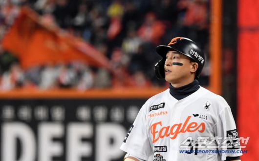 31일 대전 한화생명볼파크에서 열린 한국시리즈 5차전 한화 이글스와 LG 트윈스의 경기. 8회말 1사 1루 한화 손아섭이 병살타를 치고 있다. 대전=박재만 기자 pjm@sportschosun.com/2025.10.31/