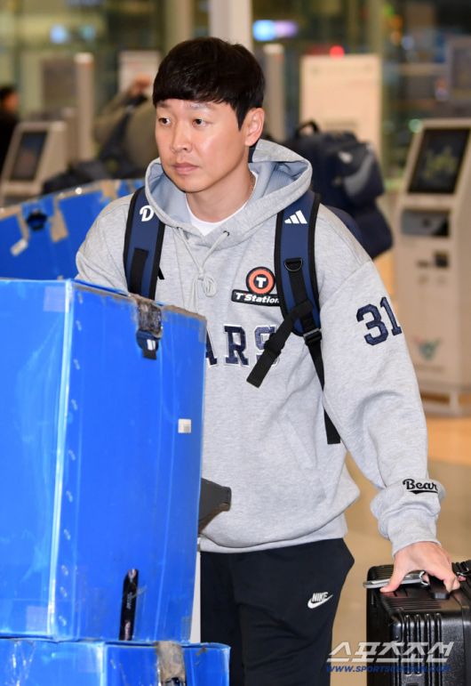 두산 베어스 선수단이 18일 인천국제공항을 통해 스프링캠프가 열리는 호주로 출국했다. 정수빈이 출국장으로 향하고 있다. 인천공항=박재만 기자 pjm@sportschosun.com/2026.01.18/