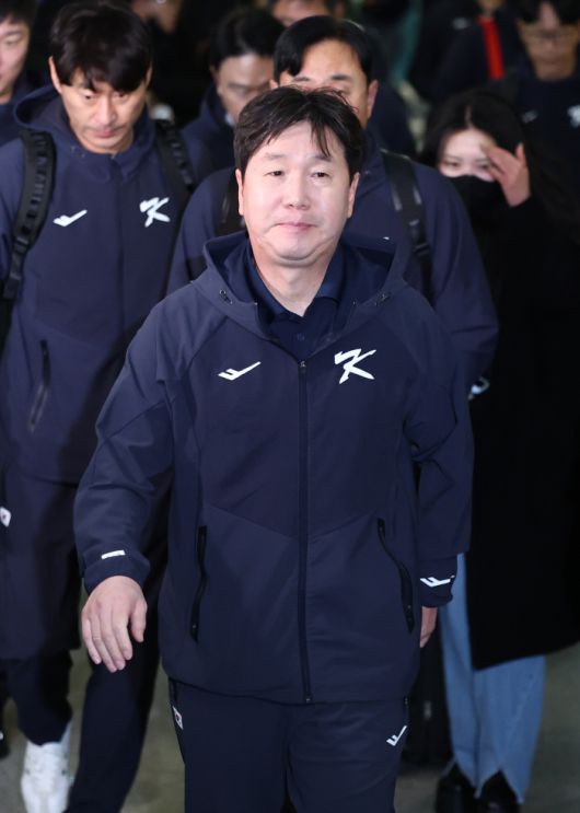 류지현 한국 야구대표팀 감독이 9일 인천국제공항 1터미널에서 월드베이스볼클래식(WBC) 1차 캠프지인 사이판으로 출국하고 있다. 연합뉴스