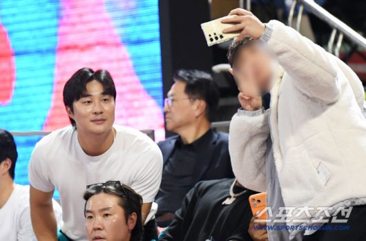 4일 잠실학생체육관에서 열린 프로농구 서울 SK와 부산 KCC의 경기. 메이저리그 애틀랜타 브레이브스 김하성이 하프타임 때 팬들과 셀카를 찍고 있다. 잠실=박재만 기자 pjm@sportschosun.com/2025.11.04/