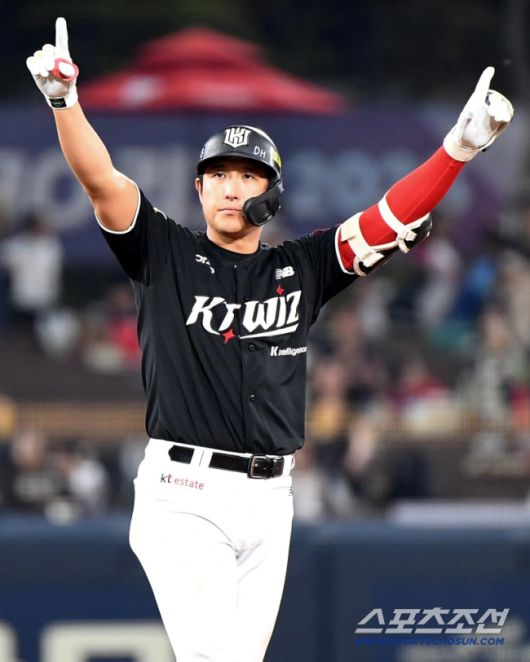 1일 광주 기아챔피언스필드에서 열린 KT-KIA전. 3회초 2사 1, 3루 황재균이 2타점 적시타를 친 후 환호하고 있다. 광주=정재근 기자 cjg@sportschosun.com/2025.10.1/