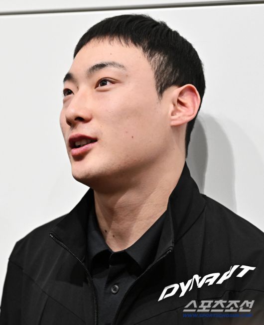 19일 오전 SSG 랜더스 선수들이 인천공항 제2터미널을 통해 1차 캠프지 미국 플로리다로 출국했다. 기자들 인터뷰에 답하고 있는 최지훈. 인천공항=송정헌 기자songs@sportschosun.com/2026.01.19/