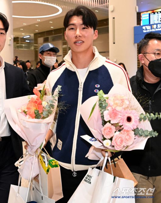 메이저리그 LA 다저스 김혜성이 6일 인천공항을 통해 귀국해 출국장을 빠져나가고 있다. 인천공항=허상욱 기자wook@sportschosun.com/2025.11.06/