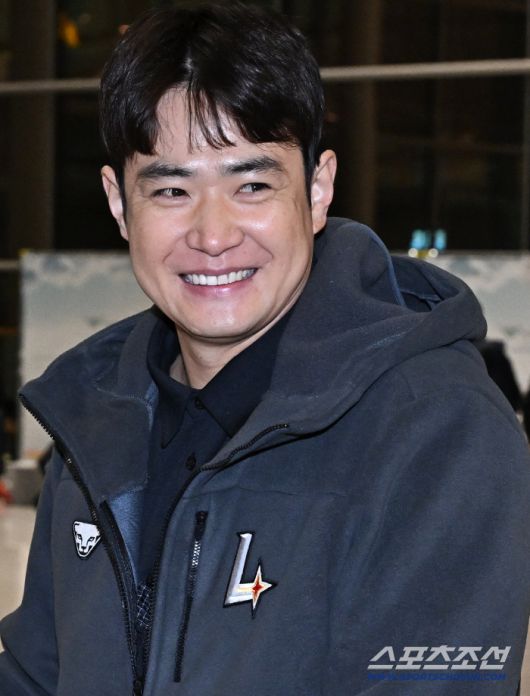 19일 오전 SSG 랜더스 선수들이 인천공항 제2터미널을 통해 1차 캠프지 미국 플로리다로 출국했다. 출국을 준비하고 있는 김재환. 인천공항=송정헌 기자songs@sportschosun.com/2026.01.19/