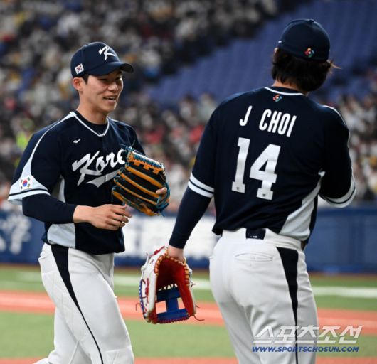2023 월드베이스볼클래식(WBC) 한국대표팀과 한신의 공식 평가전이 7일 일본 오사카 교세라돔에서 열렸다. 6회말 2사 1,2루 한국대표팀 김혜성과 최정이 2루주자 한신 이노우에를 견제로 잡아낸 후 기쁨을 나누고 있다.오사카=허상욱 기자wook@sportschosun.com/2023.03.07/