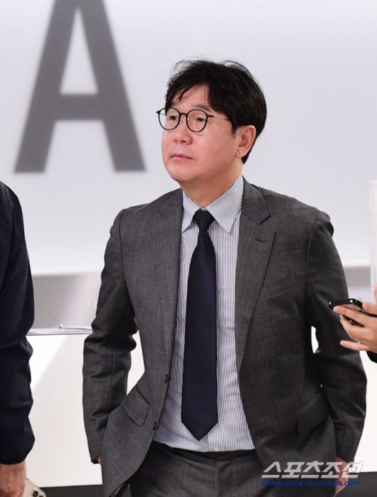 12일 오후 야구국가대표팀 선수들이 일본과 평가전을 위해 일본 도쿄로 출국했다. 출국을 준비하고 있는 류지현 감독. 김포공항=송정헌 기자songs@sportschosun.com/2025.11.12/