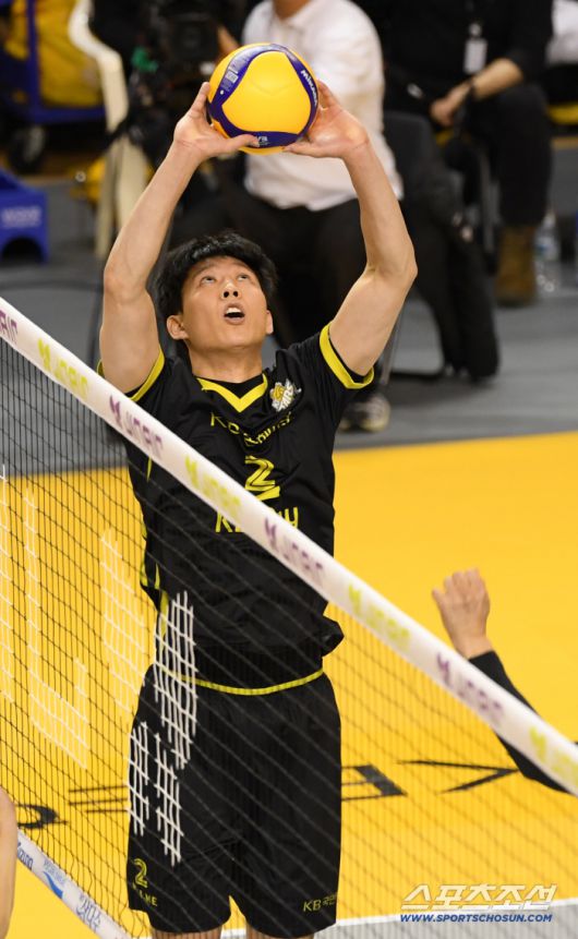 2일 의정부 경민대학교 체육관에서 열린 V리그 남자부 KB손해보험과 한국전력의 경기. KB손해보험 세터 황택의가 토스를 올리가 있다. 의정부=박재만 기자 pjm@sportschosun.com/2025.12.02/