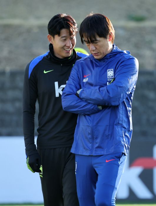 담소 나누는 홍명보와 손흥민      (천안=연합뉴스) 김준범 기자 = 10일 오후 충남 천안 대한민국축구종합센터에서 축구대표팀 홍명보 감독(오른쪽)과 손흥민이 대화하고 있다. 2025.11.10