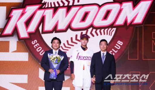 2026 KBO 신인 드래프트가 17일 서울 롯데호텔월드에서 열렸다. 키움에 1라운드 지명된 북일고 박준현이 기념촬영을 하고 있다. 잠실=박재만 기자 pjm@sportschosun.com/2025.09.17/