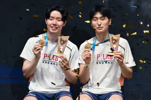 Gold medallists South Korea?s Seo Seung-jae (L) and Kim Won-ho (R) pose with their trophy during the awards ceremony after the men?s doubles final match against Malaysia?s Aaron Chia and Soh Wooi Yik at the Malaysia Open badminton tournament in Kuala Lumpur on January 11, 2026. (Photo by MOHD RASFAN / AFP) <저작권자(c) 연합뉴스, 무단 전재-재배포, AI 학습 및 활용 금지>