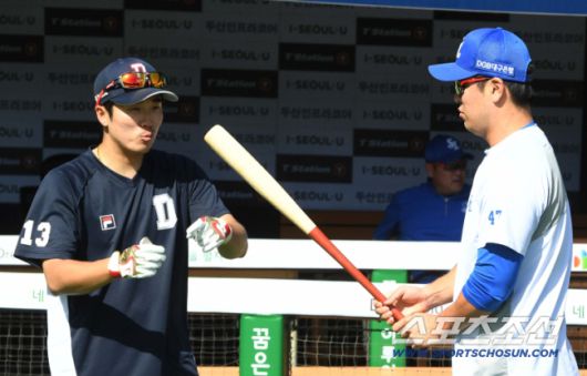 강민호가 두산 소속이던 허경민과 배트를 두고 이야기를 나누는 모습. 스포츠조선DB