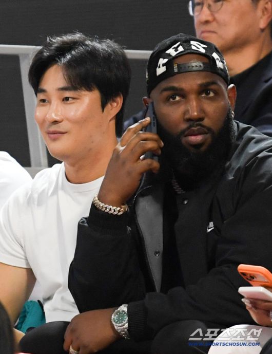 4일 잠실학생체육관에서 열린 프로농구 서울 SK와 부산 KCC의 경기. 메이저리그 애틀랜타 브레이브스 김하성이 팀 동료 마르셀 오즈나와 농구를 즐기고 있다. 잠실=박재만 기자 pjm@sportschosun.com/2025.11.04/