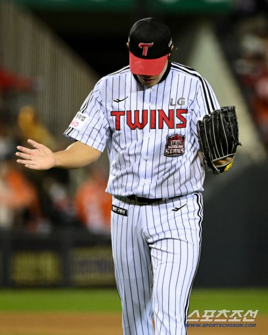 27일 서울 잠실구장에서 열린 한화와 LG의 한국시리즈 2차전. 4회초 2사 만루 김진성이 노시환을 헛스윙 삼진처리하며 점프하고 있다. 잠실=허상욱 기자wook@sportschosun.com/2025.10.27/