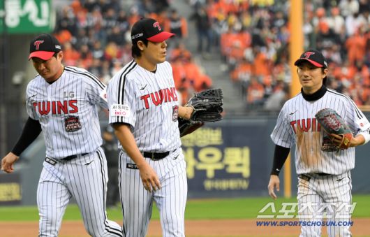 26일 잠실구장에서 열린 한국시리즈 1차전 LG 트윈스와 한화 이글스의 경기. LG 김진성이 이닝을 마친 뒤 야수들을 반기고 있다. 잠실=박재만 기자 pjm@sportschosun.com/2025.10.26/
