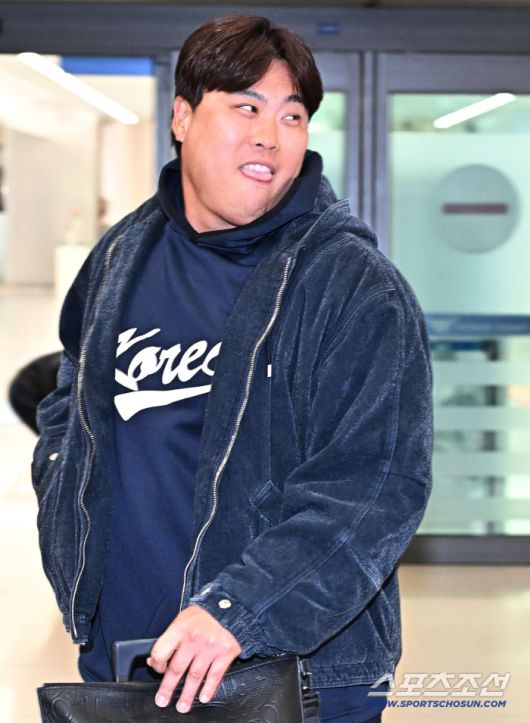 머쓱한 표정으로 후배들 따라가는 '왕'선배.