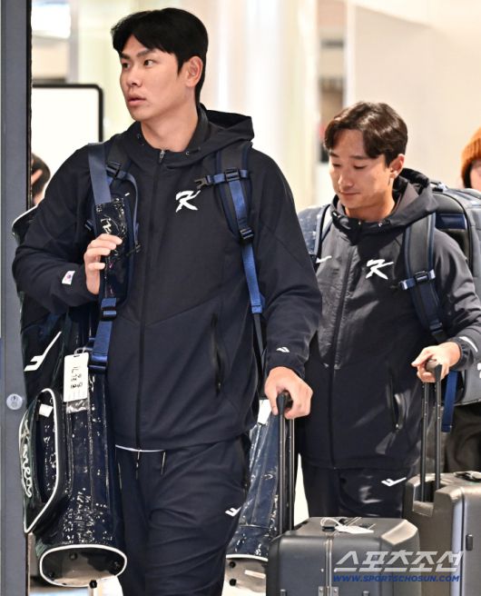 20일 오후 야구국가대표팀 선수들이 인천공항 제1터미널을 통해 귀국했다. 입국장을 나서고 있는 홍창기, 신민재. 인천공항=송정헌 기자songs@sportschosun.com/2026.01.20/