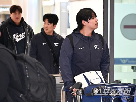 20일 오후 야구국가대표팀 선수들이 인천공항 제1터미널을 통해 귀국했다. 입국장을 나서고 있는 류현진, 최재훈, 노시환. 인천공항=송정헌 기자songs@sportschosun.com/2026.01.20/