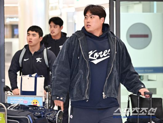 20일 오후 야구국가대표팀 선수들이 인천공항 제1터미널을 통해 귀국했다. 입국장을 나서고 있는 문현빈, 문동주, 류현진. 인천공항=송정헌 기자songs@sportschosun.com/2026.01.20/