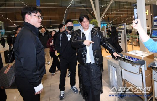 KT 위즈 선수단이 21일 인천국제공항을 통해 스프링캠프가 열리는 호주로 출국했다. 장성우가 출국 전 황재균과 인사를 나누고 있다. 인천공항=박재만 기자 pjm@sportschosun.com/2026.01.21/