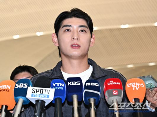 21일 오후 이정후가 인천공항 제2터미널을 통해 출국했다. 출국에 앞서 인터뷰에 응하고 있는 이정후. 인천공항=송정헌 기자songs@sportschosun.com/2026.01.21/