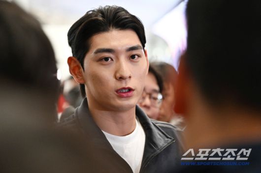 21일 오후 이정후가 인천공항 제2터미널을 통해 출국했다. 출국에 앞서 인터뷰에 응하고 있는 이정후. 인천공항=송정헌 기자songs@sportschosun.com/2026.01.21/