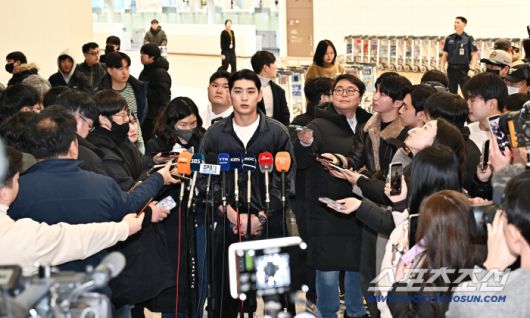 21일 오후 이정후가 인천공항 제2터미널을 통해 출국했다. 출국에 앞서 인터뷰에 응하고 있는 이정후. 인천공항=송정헌 기자songs@sportschosun.com/2026.01.21/