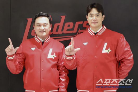 FA가 아닌 자유계약으로 풀린 김재환이 SSG 랜더스와 계약한 뒤 김재섭 대표이사와 포즈를 취했다. 사진제공=SSG 랜더스