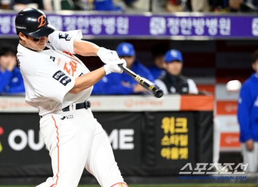 24일 대전 한화생명볼파크에서 열린 PO 5차전 삼성과 한화의 경기, 1회말 1사 2,3루 노시환이 선취 1타점 적시타를 치고 있다. 대전=허상욱 기자wook@sportschosun.com/2025.10.24/