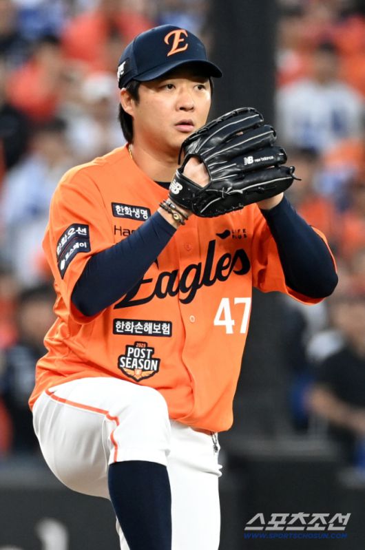 18일 대전한화생명볼파크에서 열린 삼성과 한화의 PO 1차전. 한화 김범수가 투구를 하고 있다. 대전=허상욱 기자wook@sportschosun.com/2025.10.18/