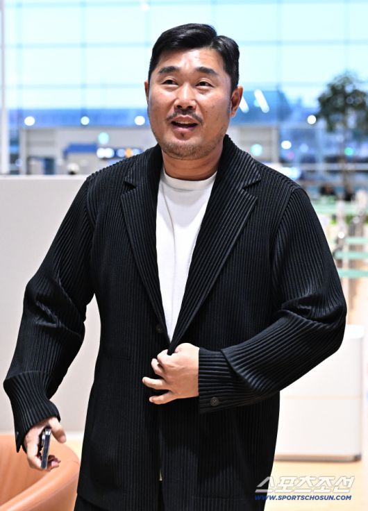 21일 오후 NC 다이노스 이호준 감독이 인천공항 제2터미널을 통해 출국했다. 출국을 준비하고 있는 이호준 감독. 인천공항=송정헌 기자songs@sportschosun.com/2026.01.21/