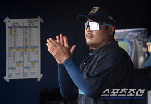 14일 잠실구장에서 열린 두산 베어스와 NC 다이노스의 경기. 이호준 감독이 경기를 지켜보고 있다. 잠실=박재만 기자 pjm@sportschosun.com/2025.08.14/