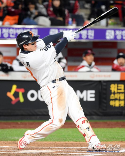 30일 대전 한화생명볼파크에서 열린 한국시리즈 4차전 한화 이글스와 LG 트윈스의 경기. 한화 노시환이 타격을 하고 있다. 대전=박재만 기자 pjm@sportschosun.com/2025.10.30/