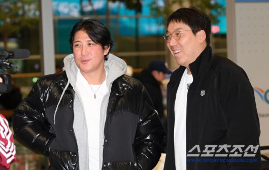 KT 위즈 선수단이 21일 인천국제공항을 통해 스프링캠프가 열리는 호주로 출국했다. 황재균이 깜짝 방문해 김현수와 인사를 나누고 있다. 인천공항=박재만 기자 pjm@sportschosun.com/2026.01.21/