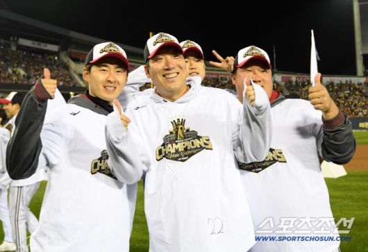 '한국시리즈 통합우승 IN 잠실' 행사가 1일 잠실구장에서 열렸다. LG 김현수가 팬들과 함께 우승의 기쁨을 만끽하고 있다. 잠실=박재만 기자 pjm@sportschosun.com/2025.11.01/