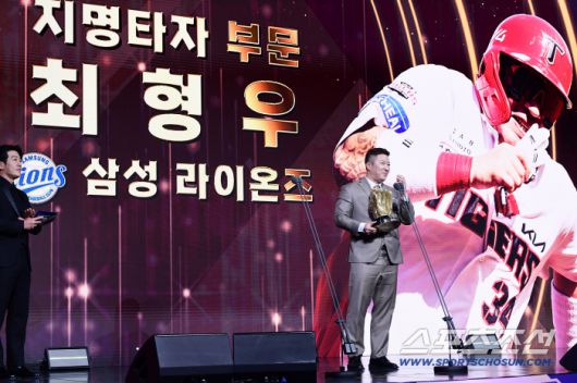 9일 서울 롯데호텔월드에서 KBO 골든글러브 시상식이 열렸다. 지명타자 부문 골든글러브를 수상한 삼성 최형우. 잠실=송정헌 기자songs@sportschosun.com/2025.12.09/